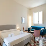 Margherita 60m With Balcony In Historic Centre شقة *