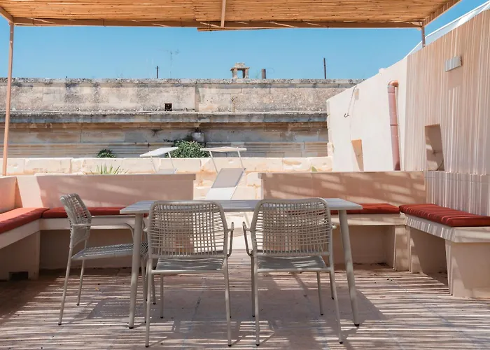 Margherita 60m With Balcony In Historic Centre Apartment