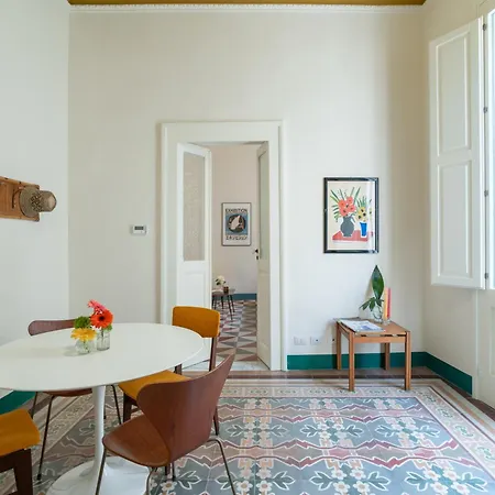 Margherita 60m With Balcony In Historic Centre Апартаменты