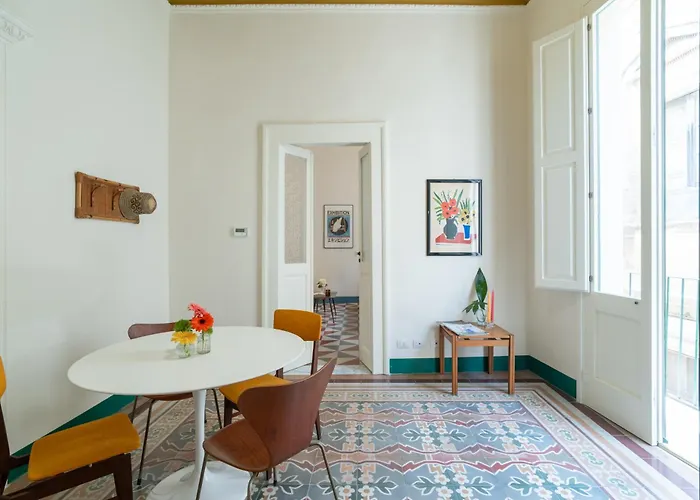 Margherita 60m With Balcony In Historic Centre Апартаменты